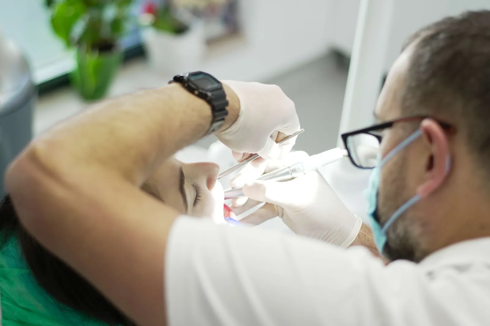 Medic al cabinetului în timpul unui tratament